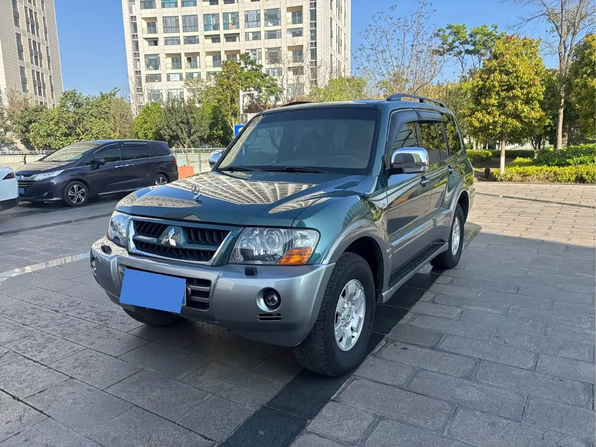 Mitsubishi Pajero 2016 — Фото 1/16