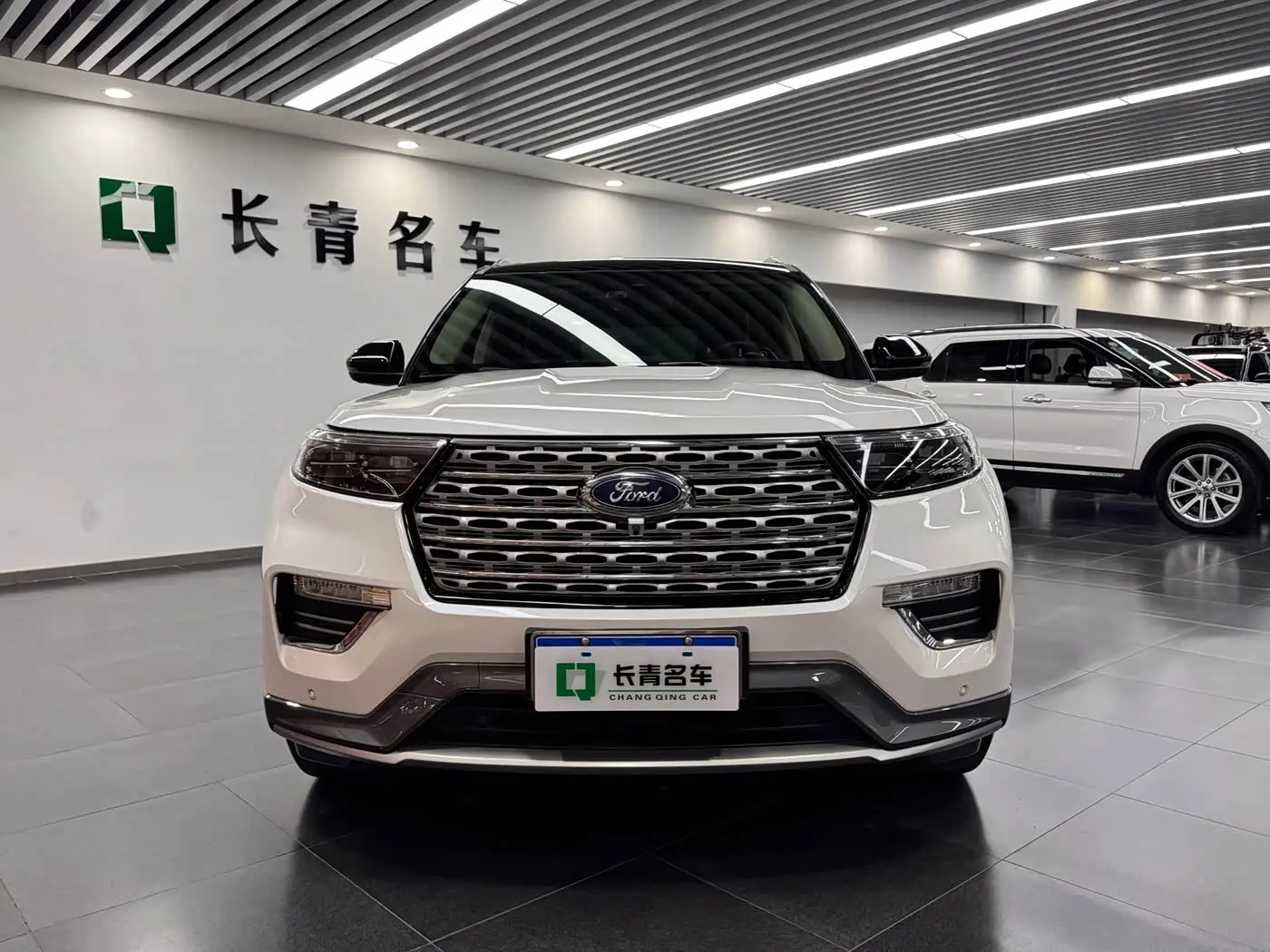 Ford Explorer 2021 — Photo 2/14