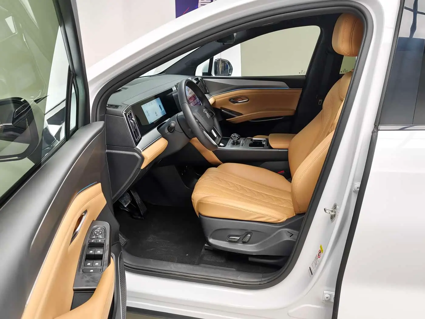 BYD Song L DM-i 2024 — Photo 13/18