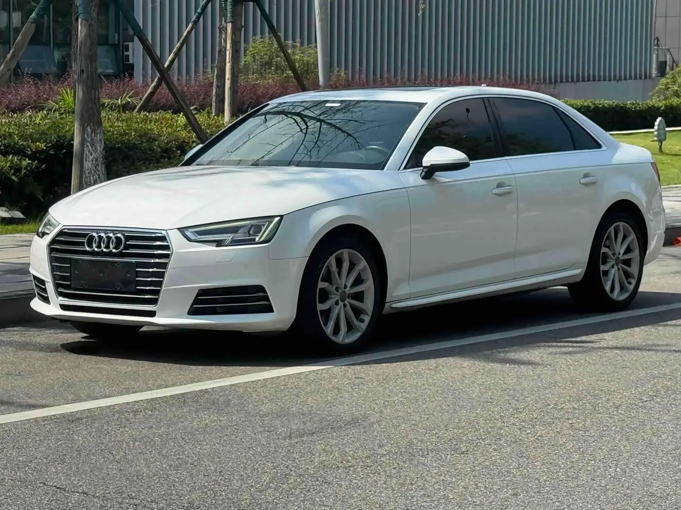 Audi A4L 2017 — Фото 1/14