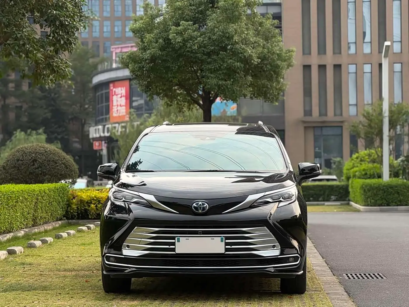 Toyota Sienna 2022 — Фото 2/15