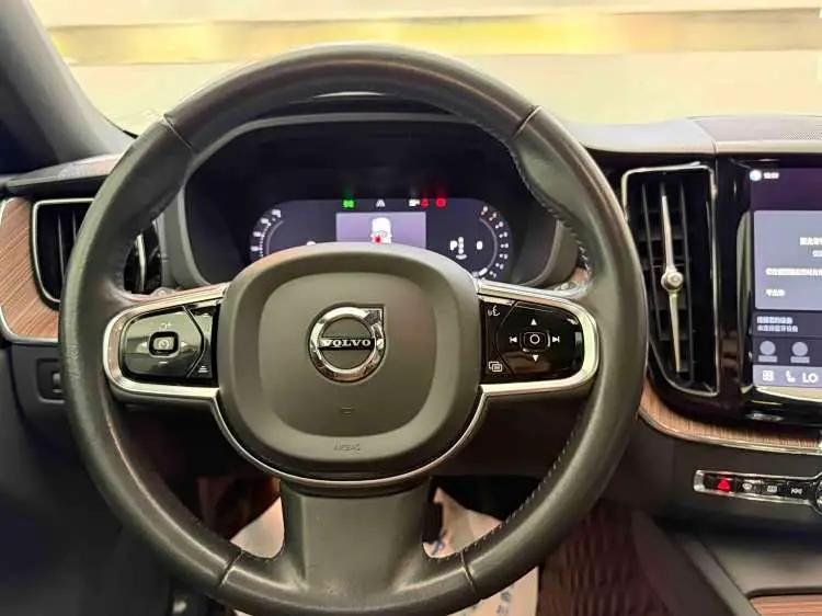 Volvo XC60 2022 — Фото 7/8