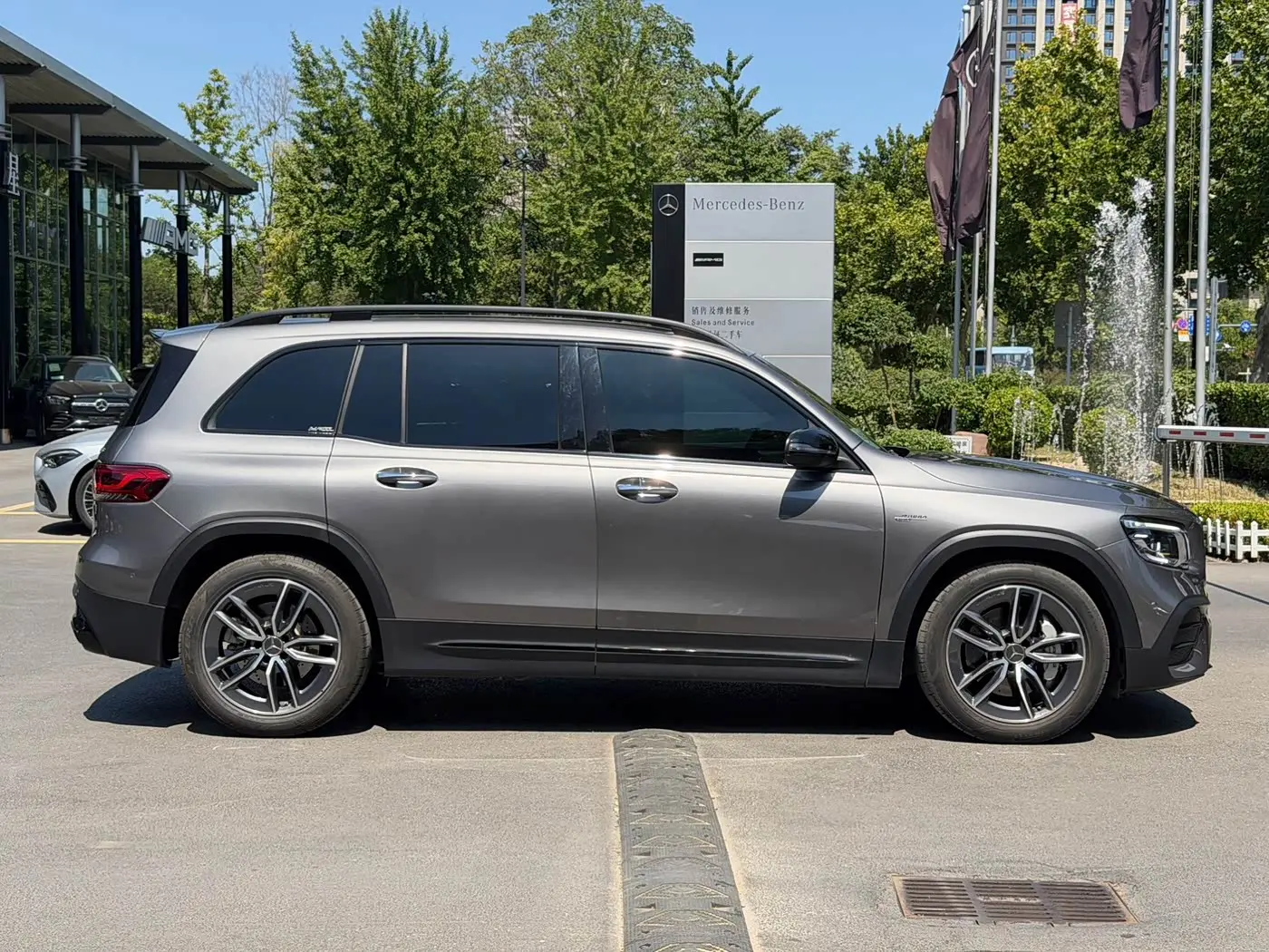 Mercedes-Benz GLB AMG 2023 — Фото 4/14