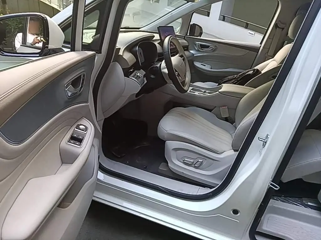 Roewe iMAX8 EV 2025 — Фото 15/19