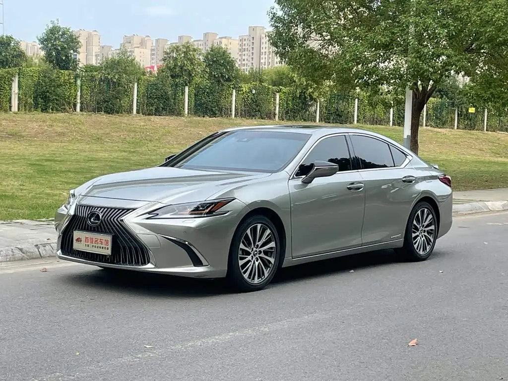 Lexus ES 2019 — Фото 1/19