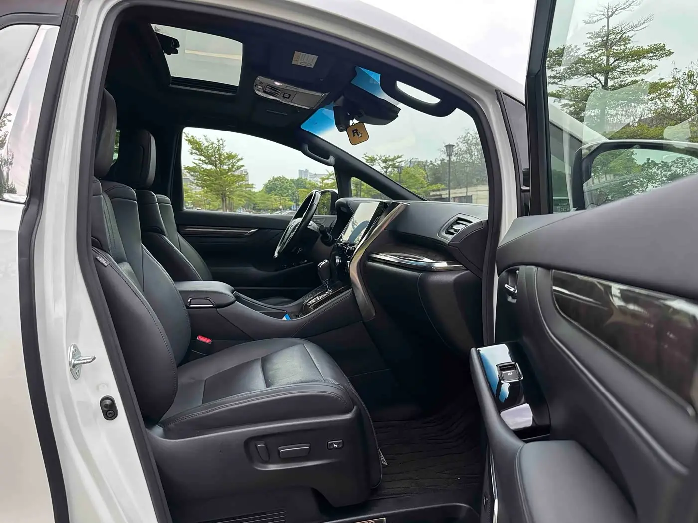 Toyota Alphard 2020 — Photo 13/20
