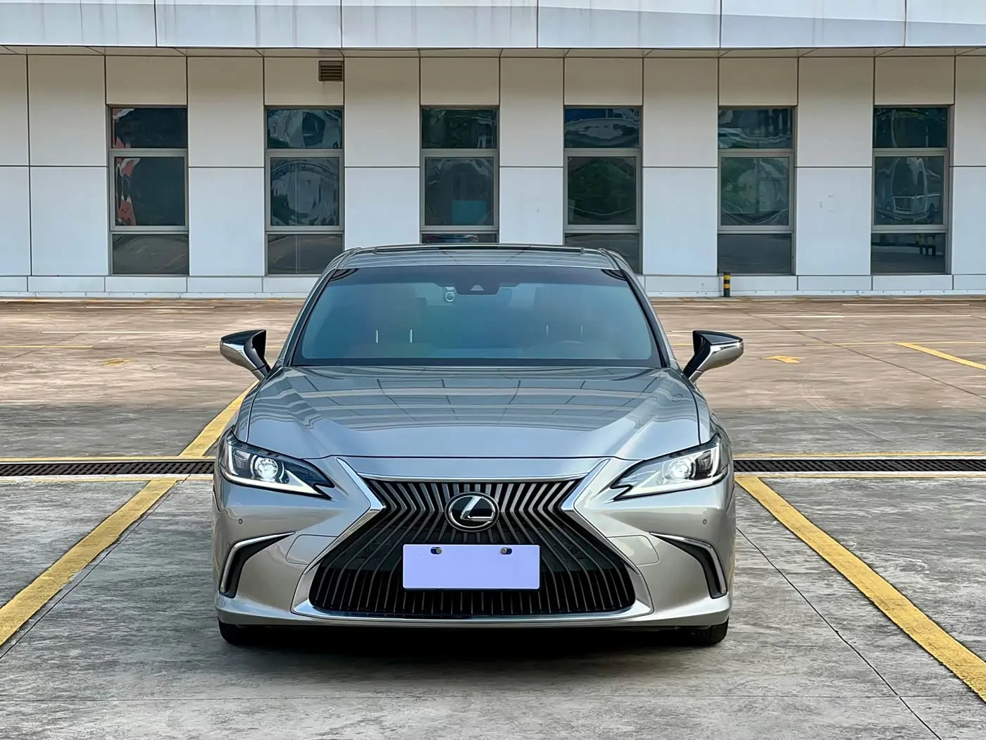 Lexus ES 2019 — Photo 8/20