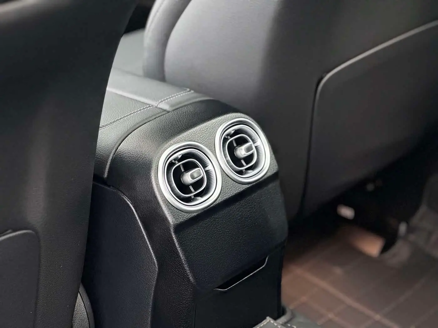 Mercedes-Benz C-Class 2023 — Фото 6/15