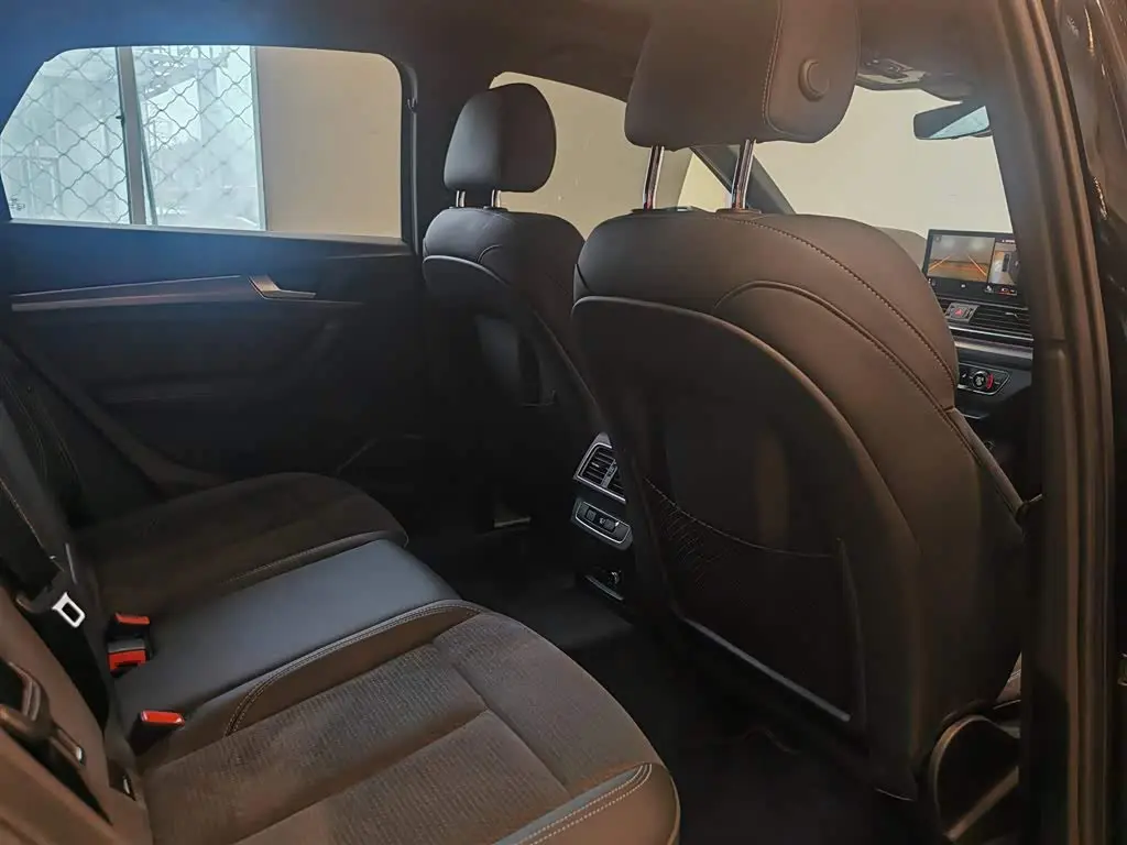 Audi Q5L Sportback 2023 — ფოტო 19/20