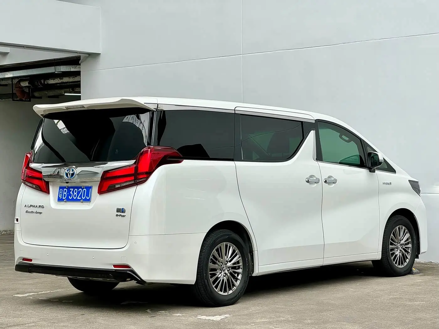 Toyota Alphard 2020 — Photo 15/17