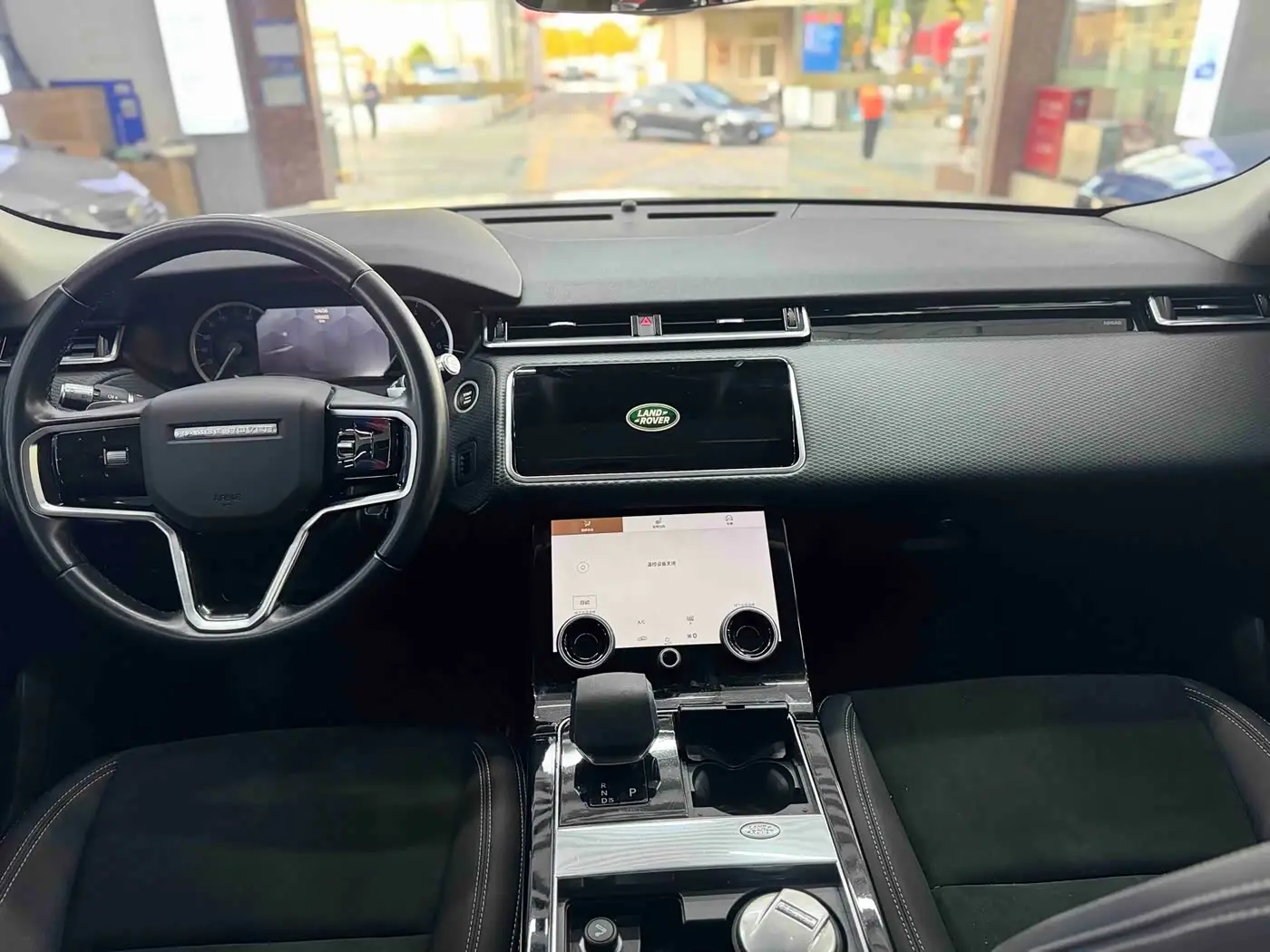 Land Rover Range Rover Velar 2022 — Şəkil 12/20