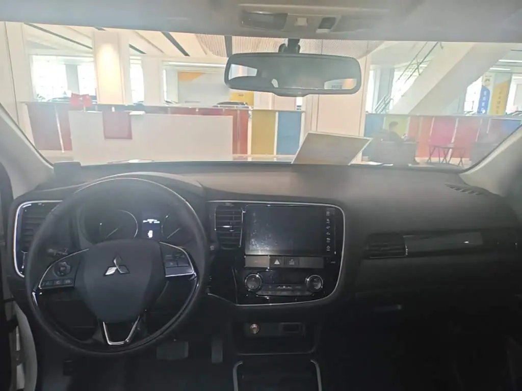 Mitsubishi Outlander 2020 — Фото 9/19