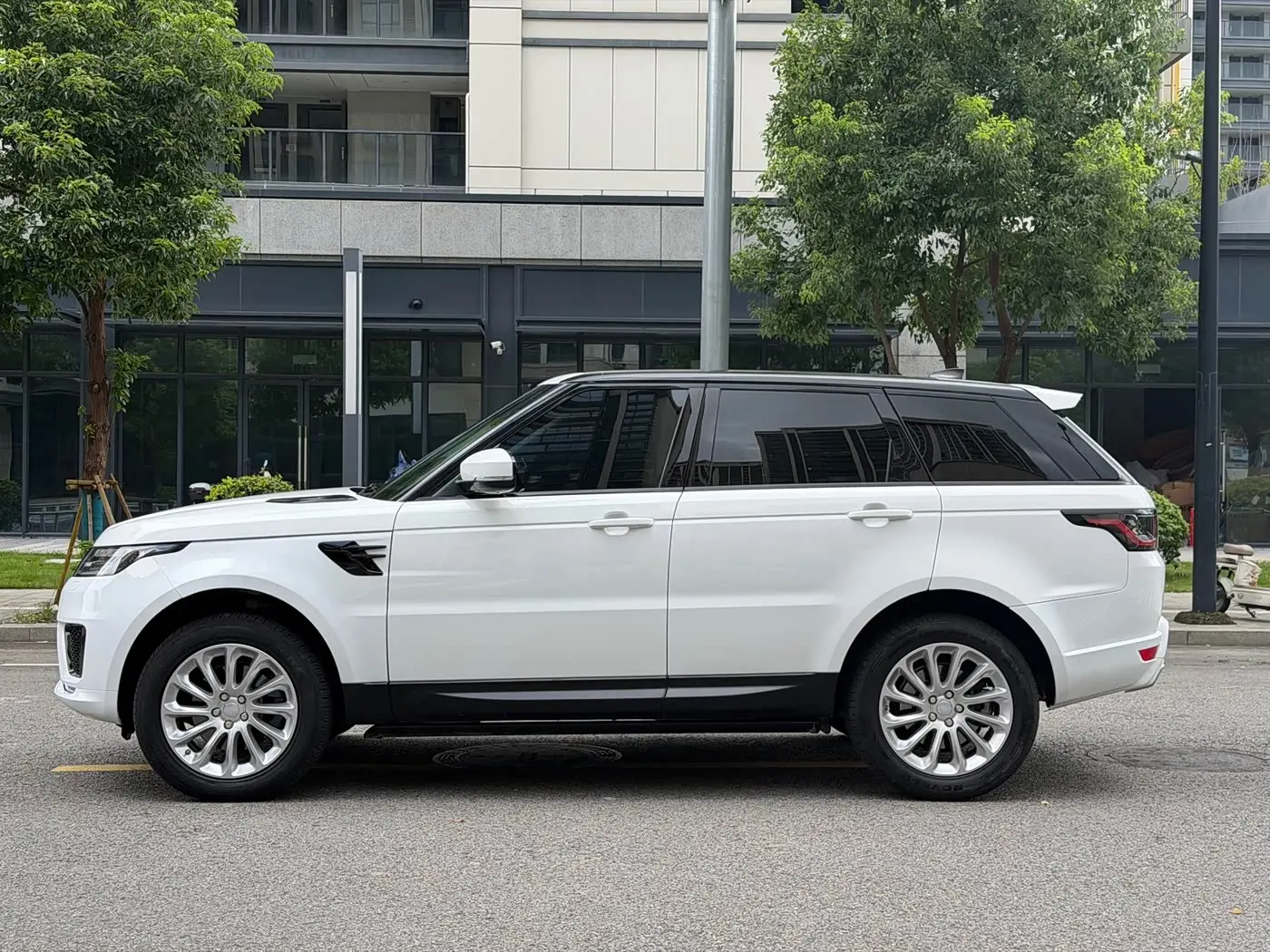 Land Rover Range Rover Sport 2017 — Photo 4/17
