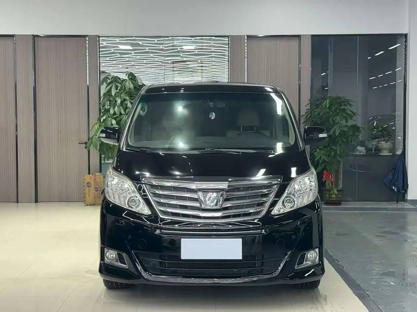 Toyota Alphard 2012 — Photo 2/9