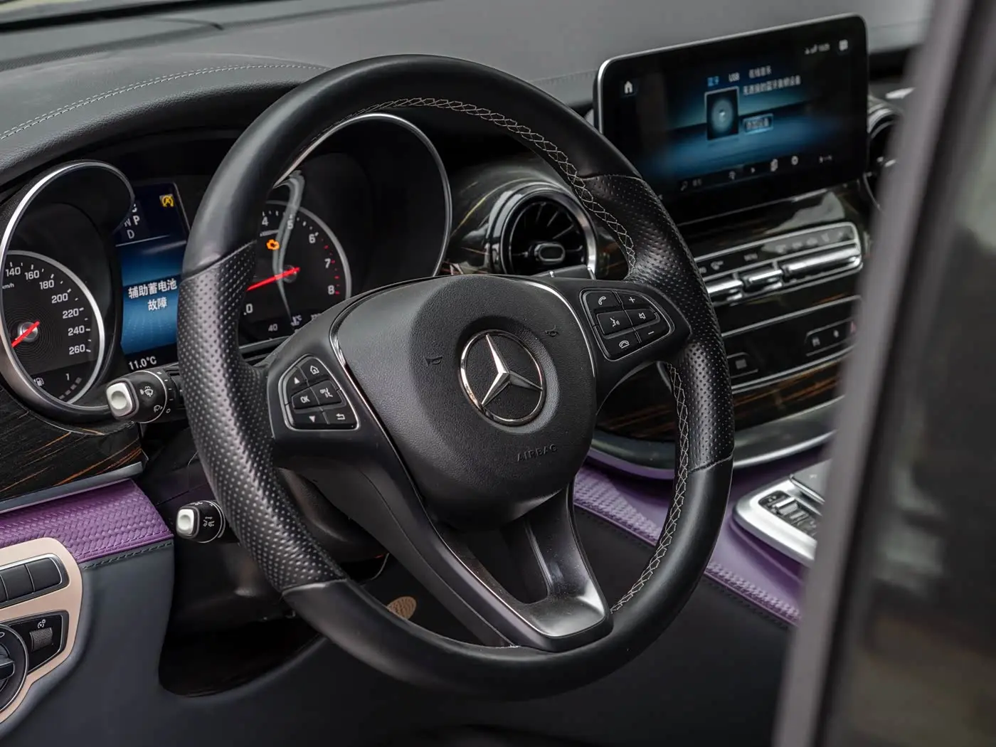 Mercedes-Benz V-Class 2023 — Photo 9/18
