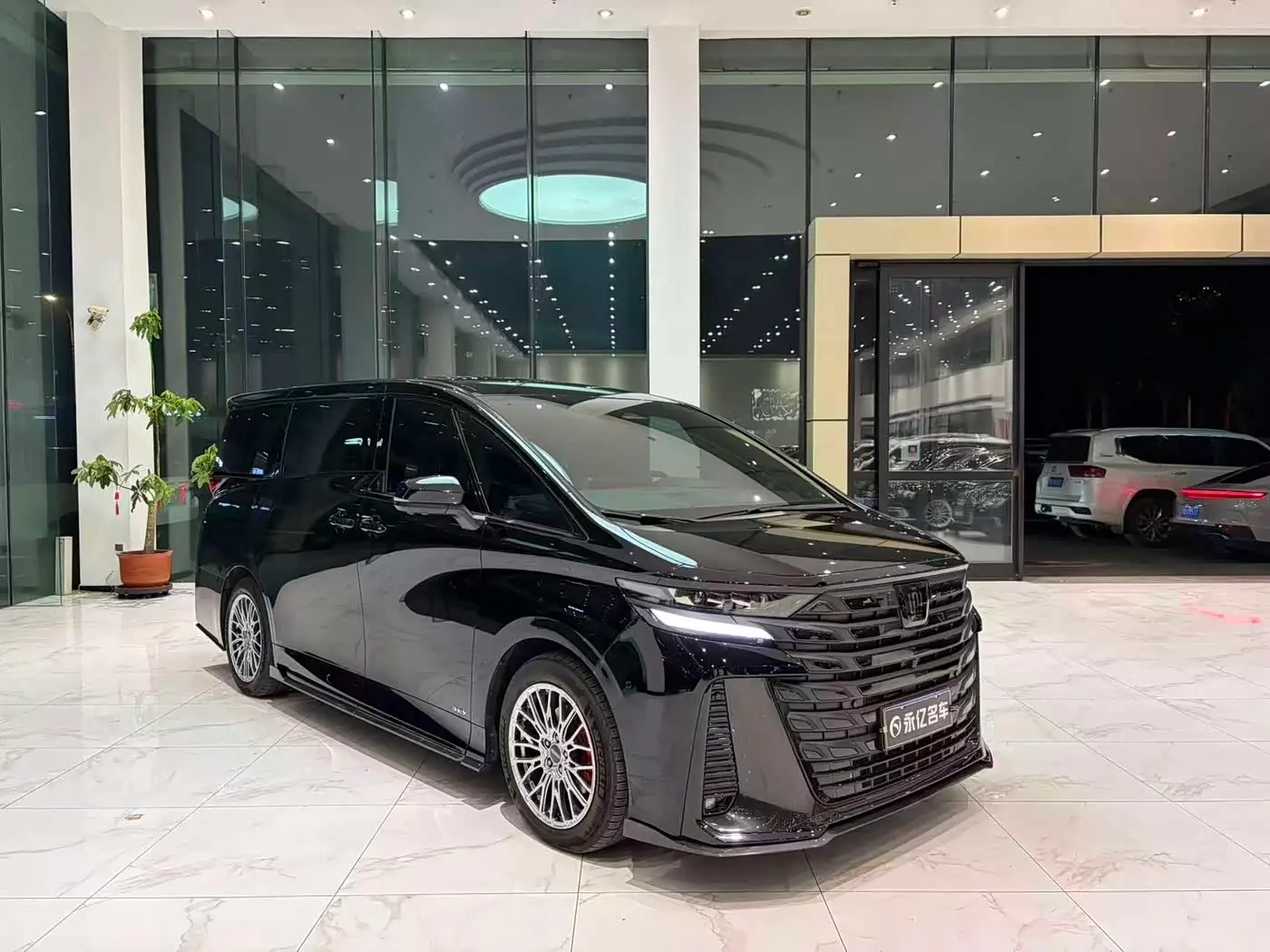 Toyota Vellfire 2024 — Photo 3/17