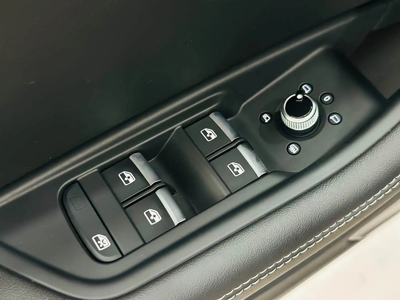 Audi A4L 2023 — Фото 12/17