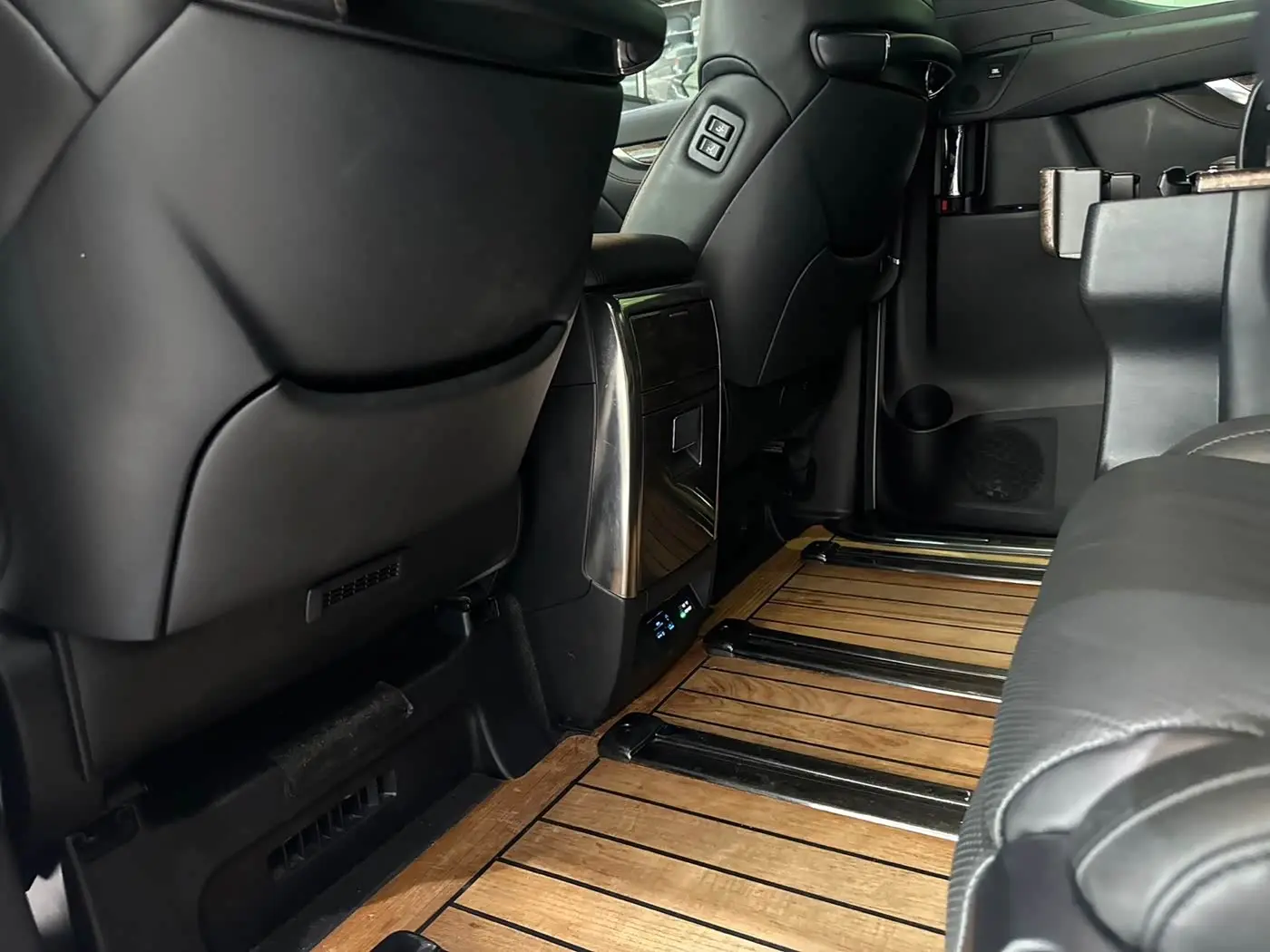 Toyota Alphard 2019 — Photo 7/13