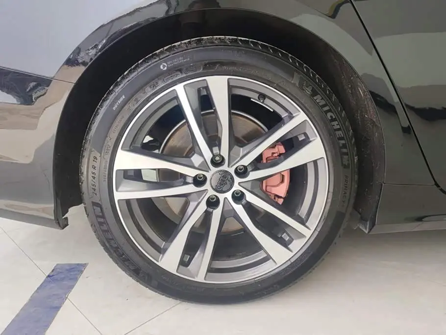 Audi A6L 2021 — Photo 6/16