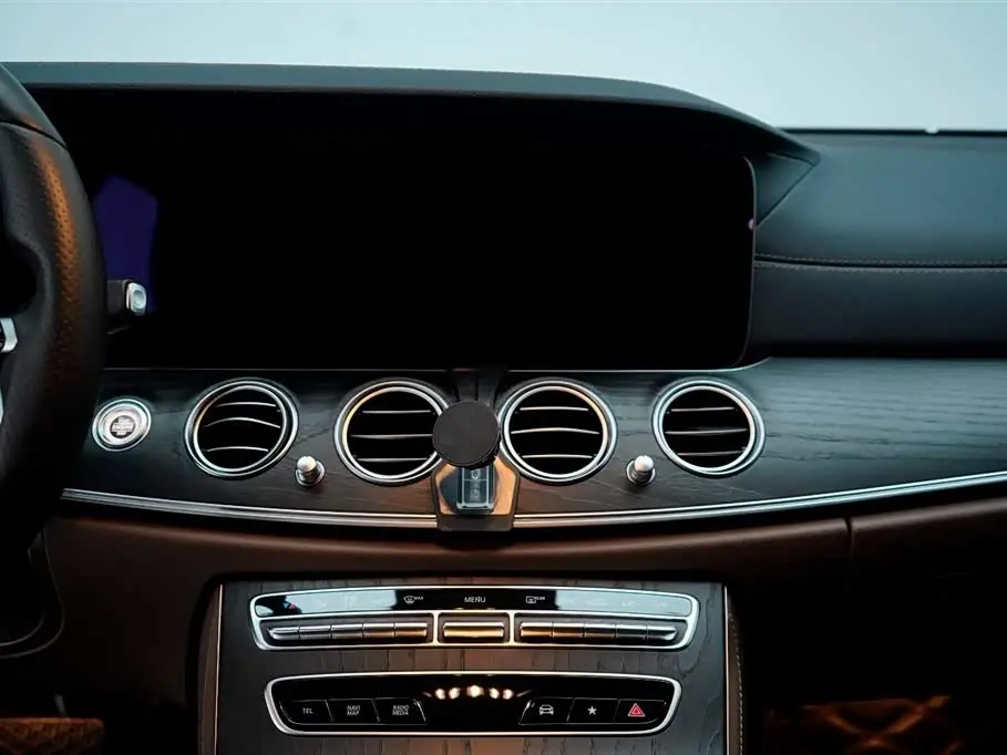 Mercedes-Benz E-Class 2021 — ფოტო 18/20