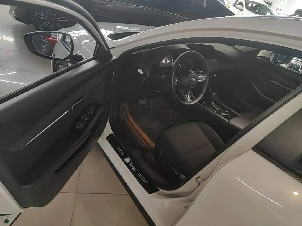 Mazda Mazda3 Axela 2025 — Photo 16/20