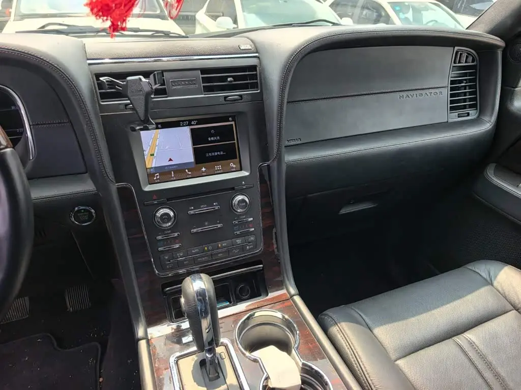 Lincoln Navigator 2017 — Photo 14/15