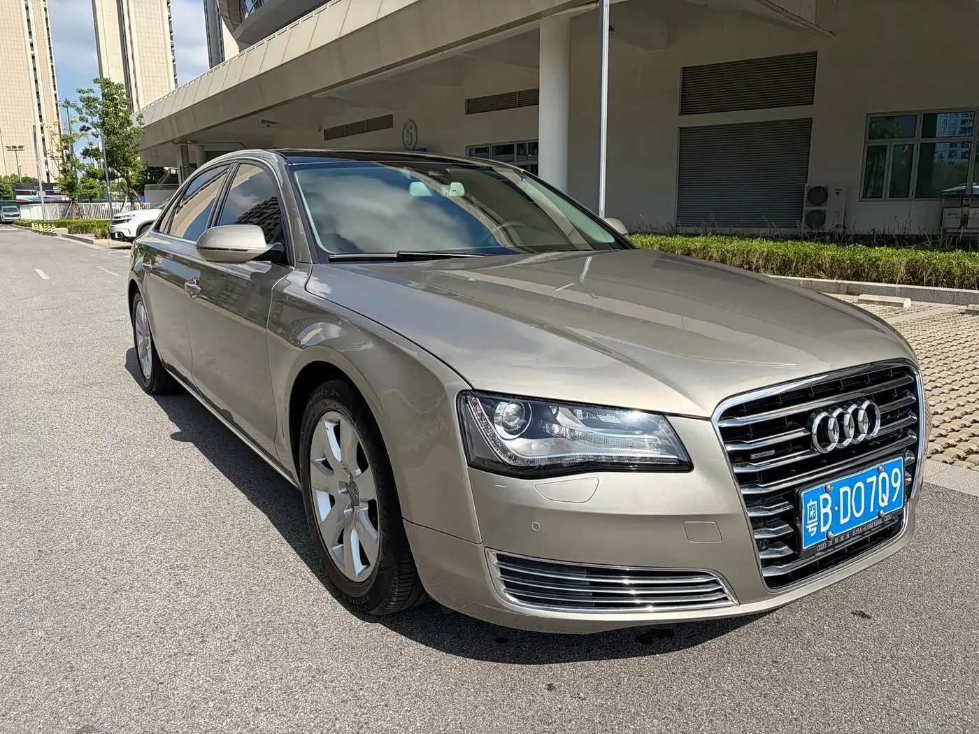 Audi A8 2014 — Фото 3/20