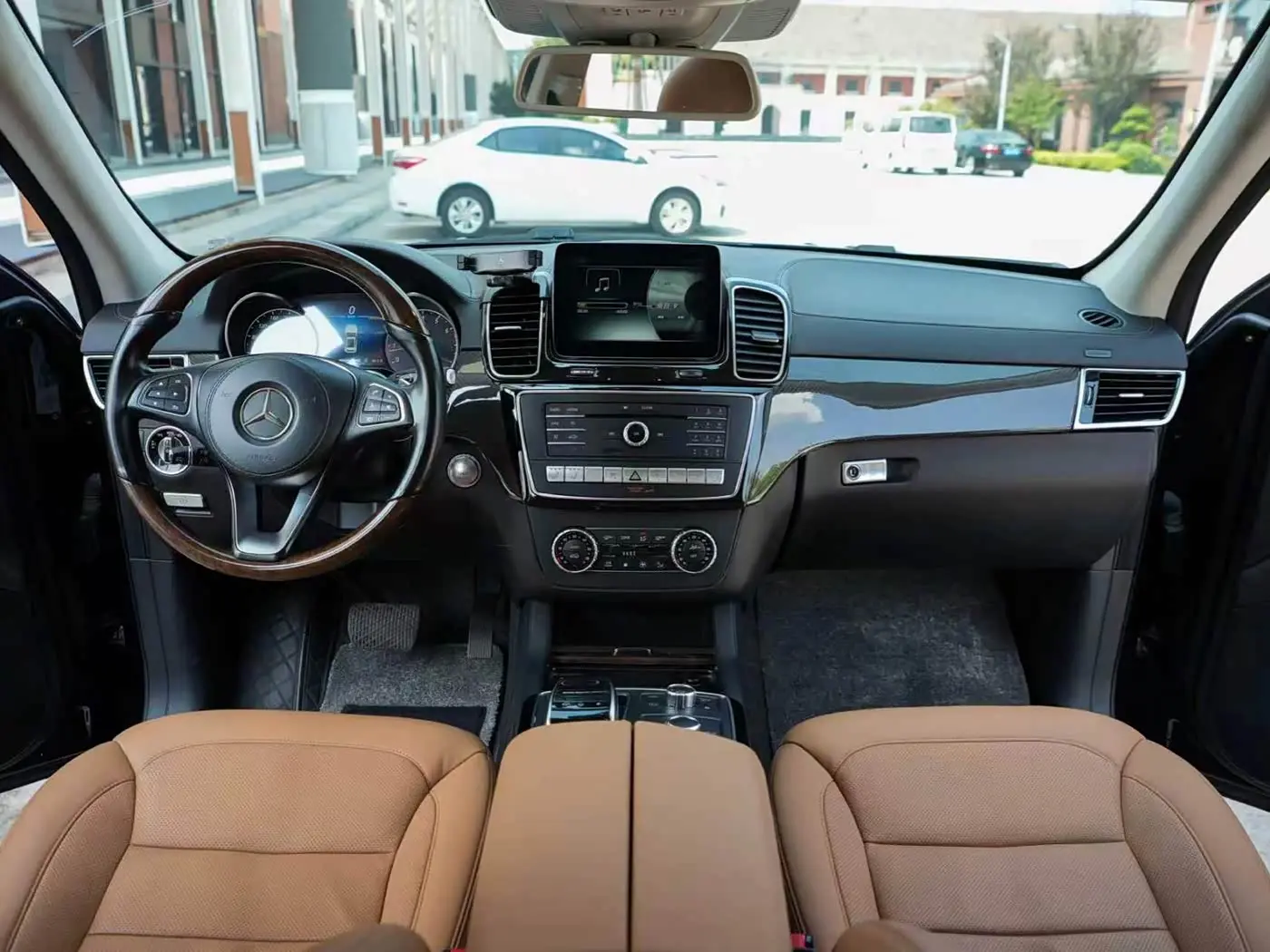 Mercedes-Benz GLS 2016 — Photo 8/20