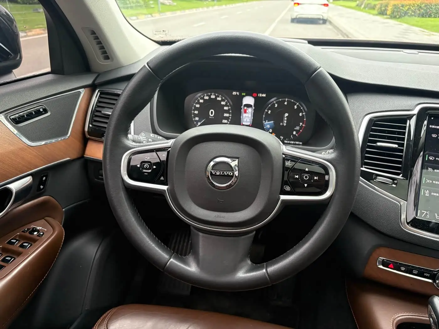 Volvo XC90 2018 — Photo 6/15