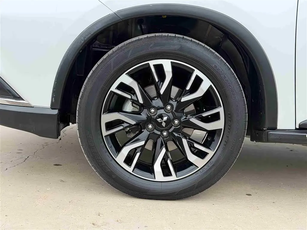 Mitsubishi Outlander 2021 — ფოტო 14/17
