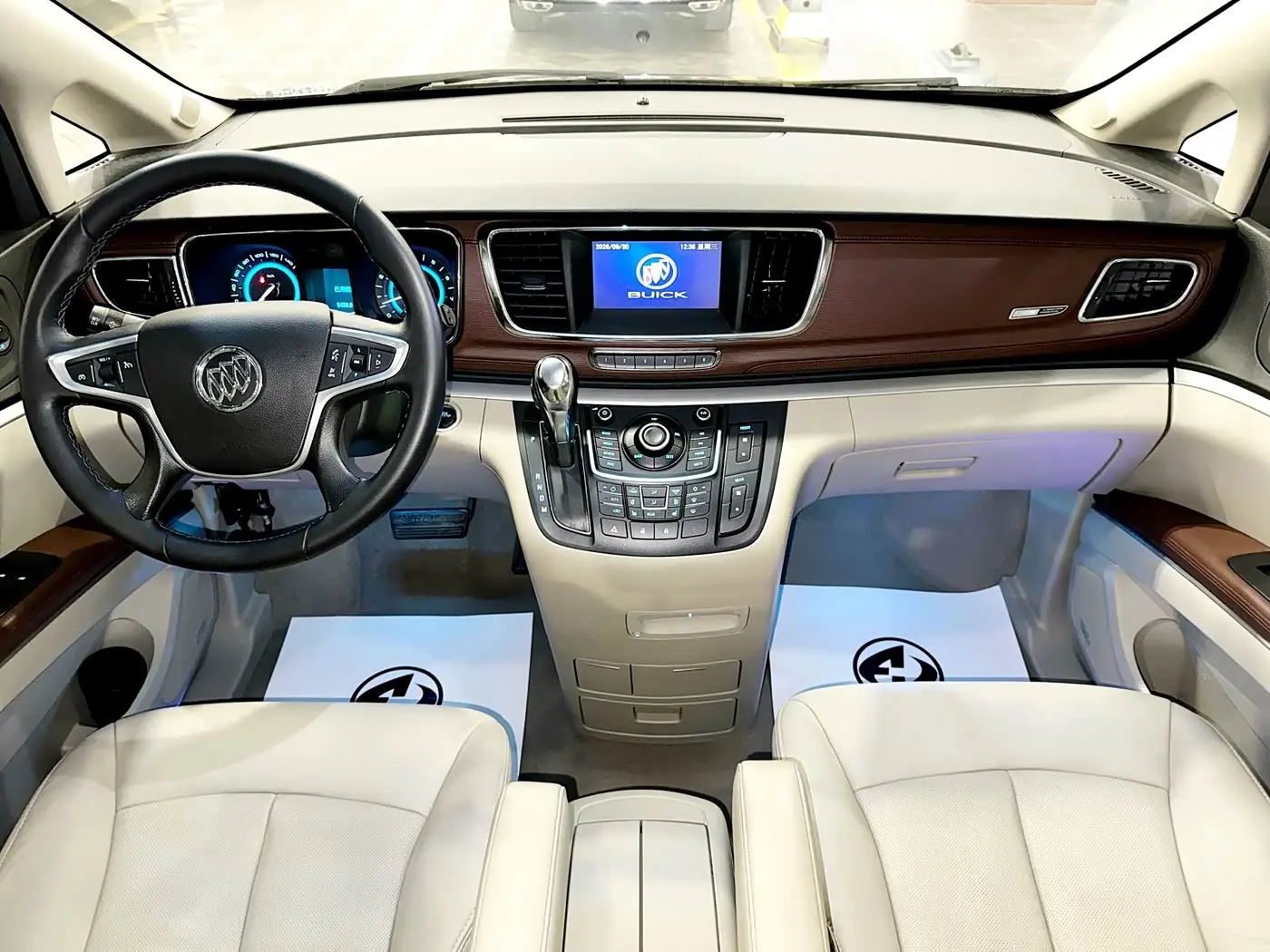 Buick GL8 2017 — Photo 5/18