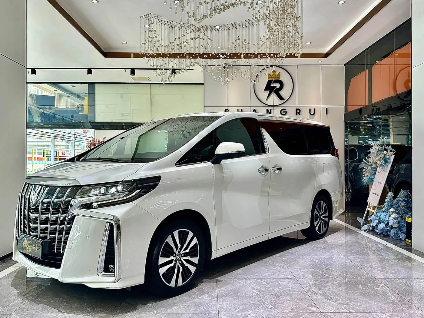 Toyota Alphard 2018 — Photo 1/13