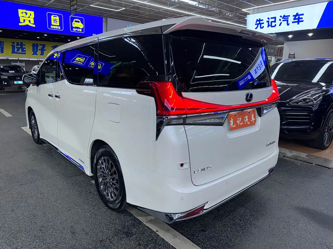 Lexus LM 2020 — Photo 3/13