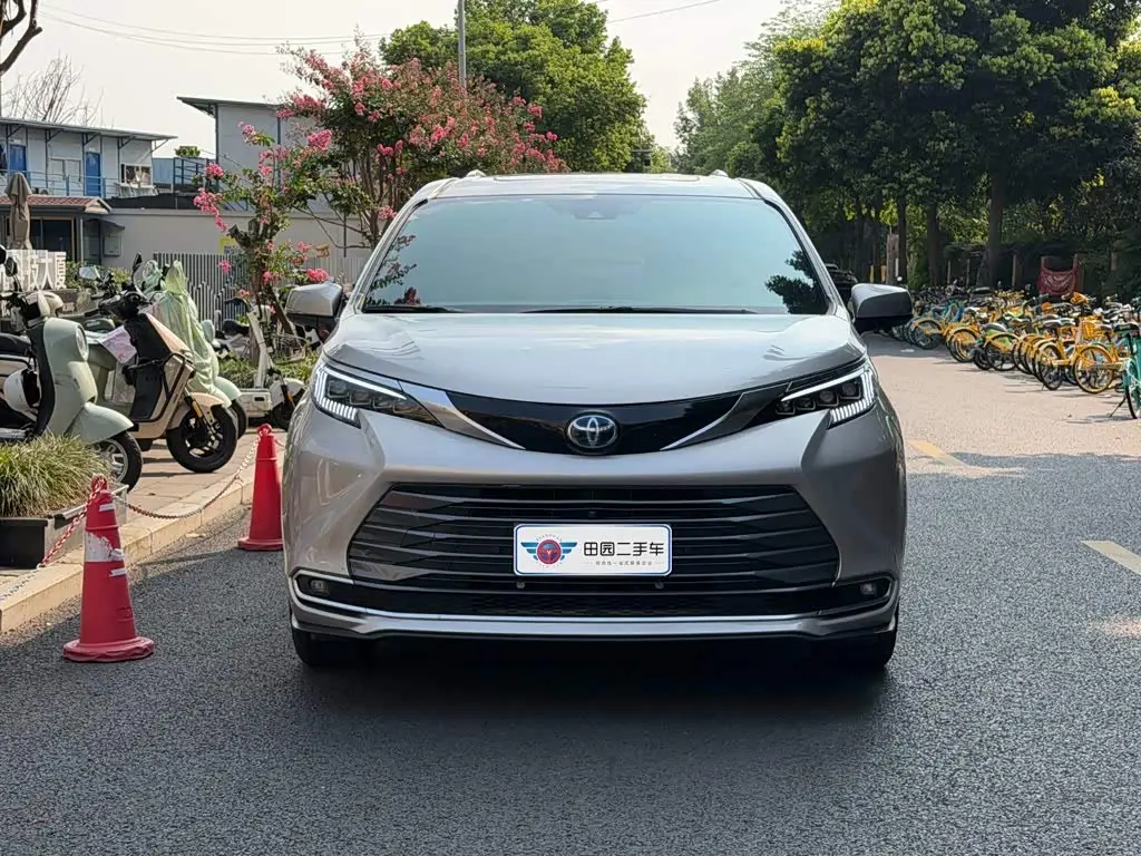 Toyota Sienna 2022 — Photo 2/14
