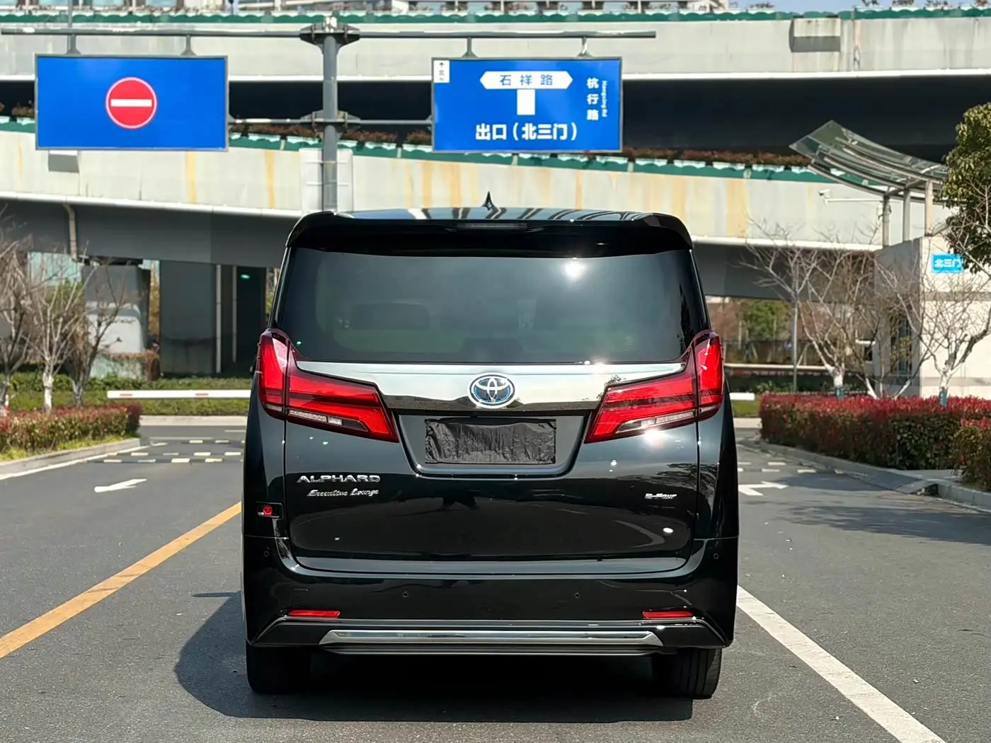 Toyota Alphard 2022 — Photo 3/17