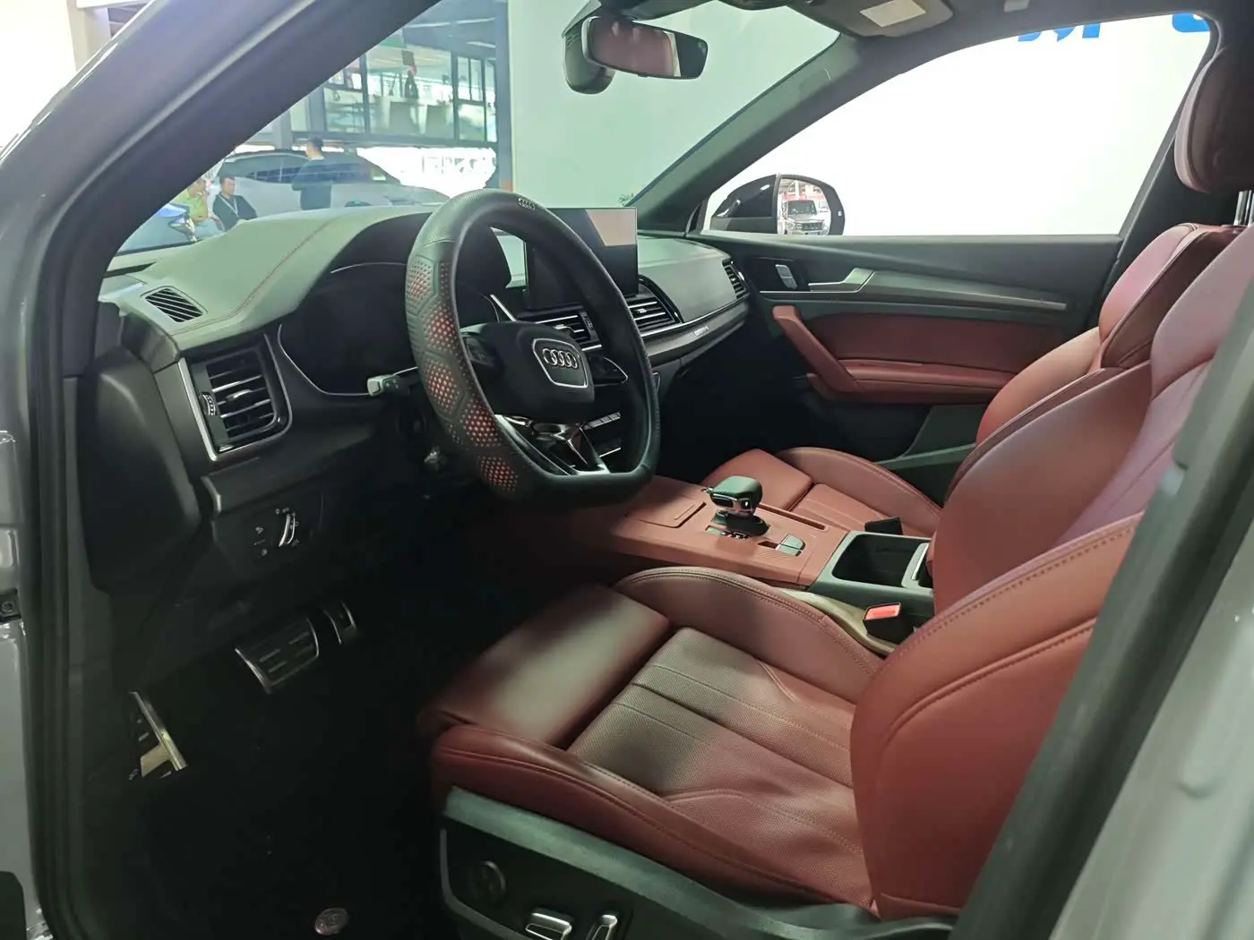 Audi Q5L 2025 — Photo 4/9