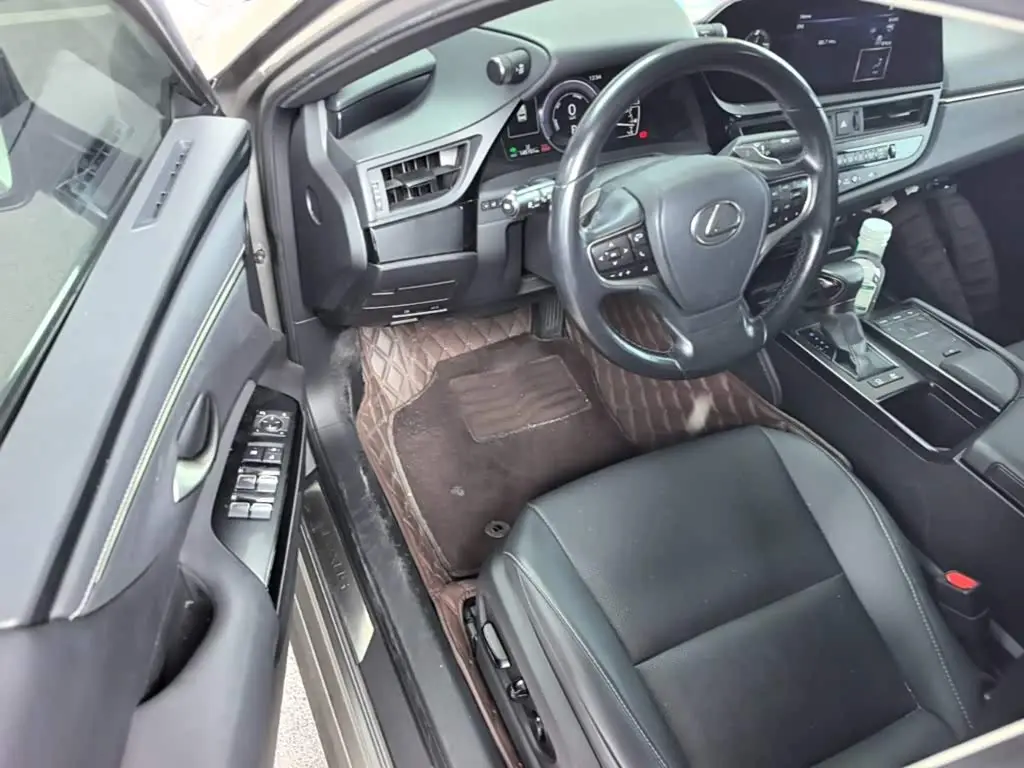 Lexus ES 2021 — Photo 16/20