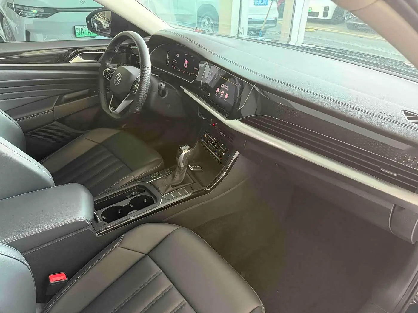 Volkswagen Passat 2023 — Photo 13/13