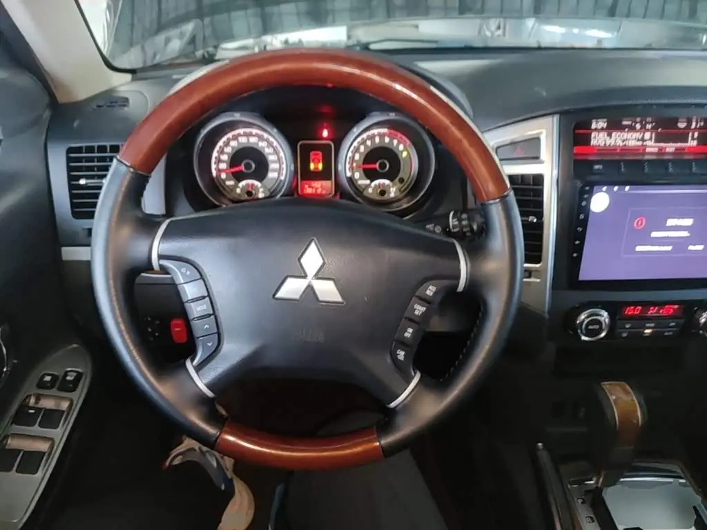 Mitsubishi Pajero 2019 — Photo 11/20