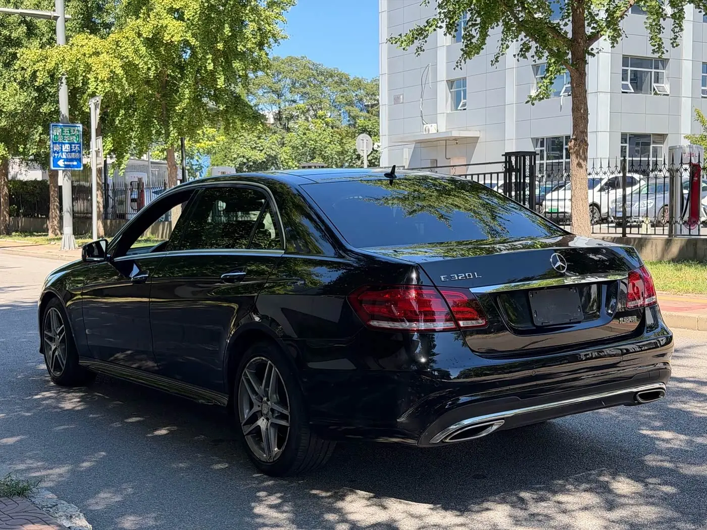 Mercedes-Benz E-Class 2014 — Şəkil 19/20