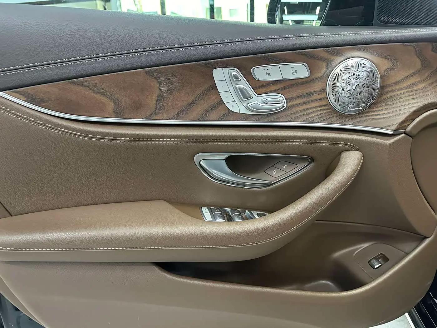 Mercedes-Benz E-Class 2024 — Photo 8/12