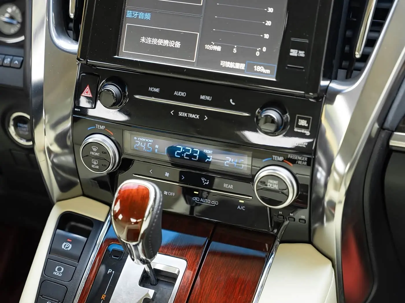 Toyota Alphard 2016 — Photo 13/18
