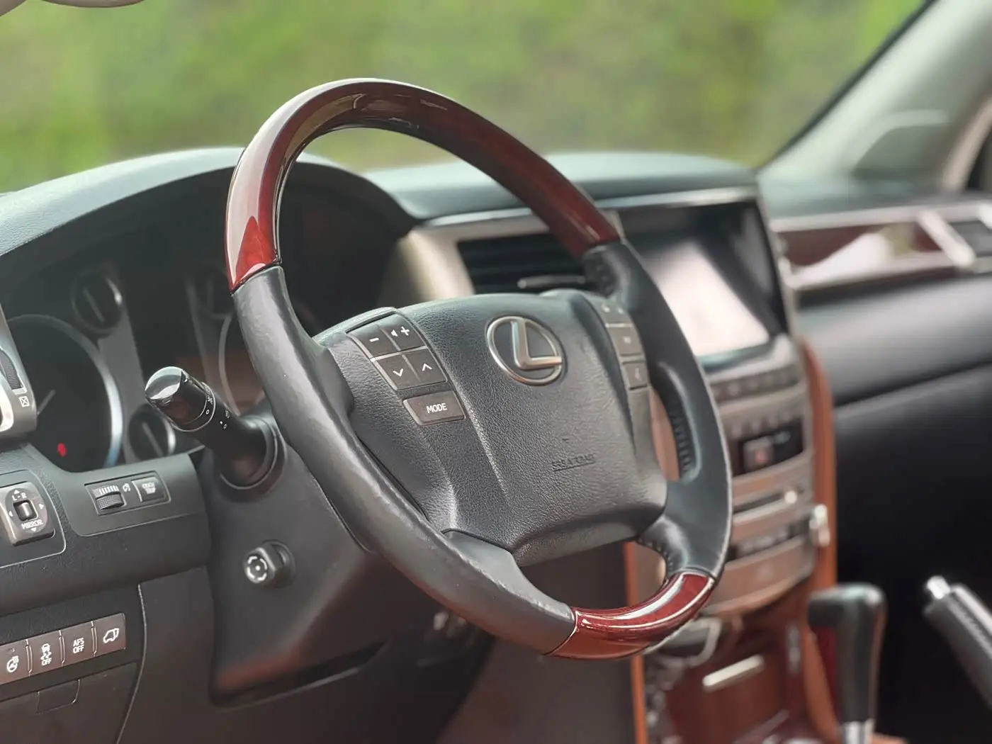 Lexus LX 2013 — Photo 9/20