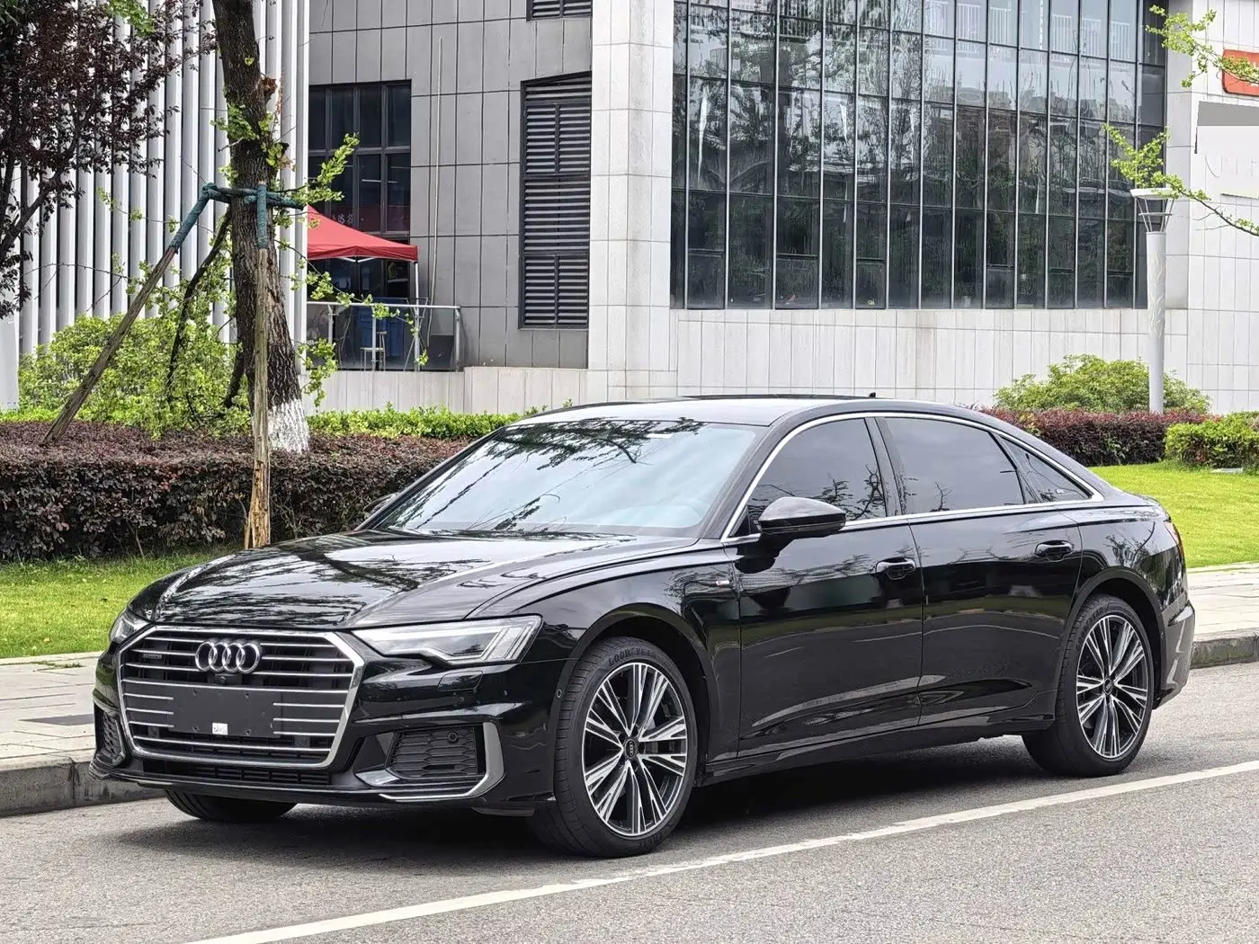 Audi A6L 2022 — Photo 1/8