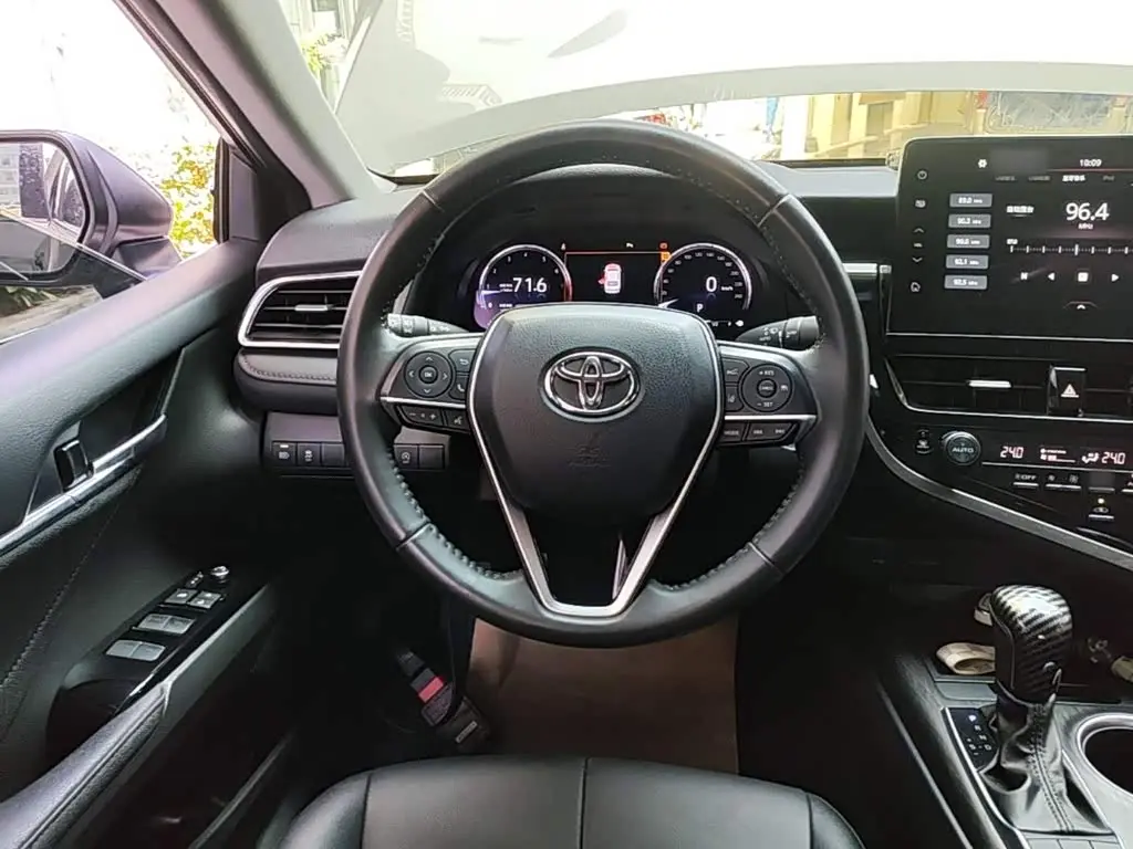 Toyota Camry 2022 — Фото 7/20