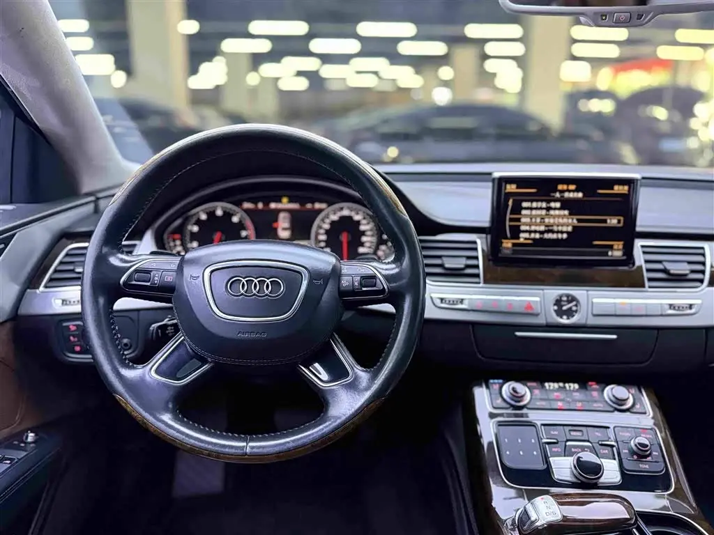 Audi A8 2014 — Фото 15/20