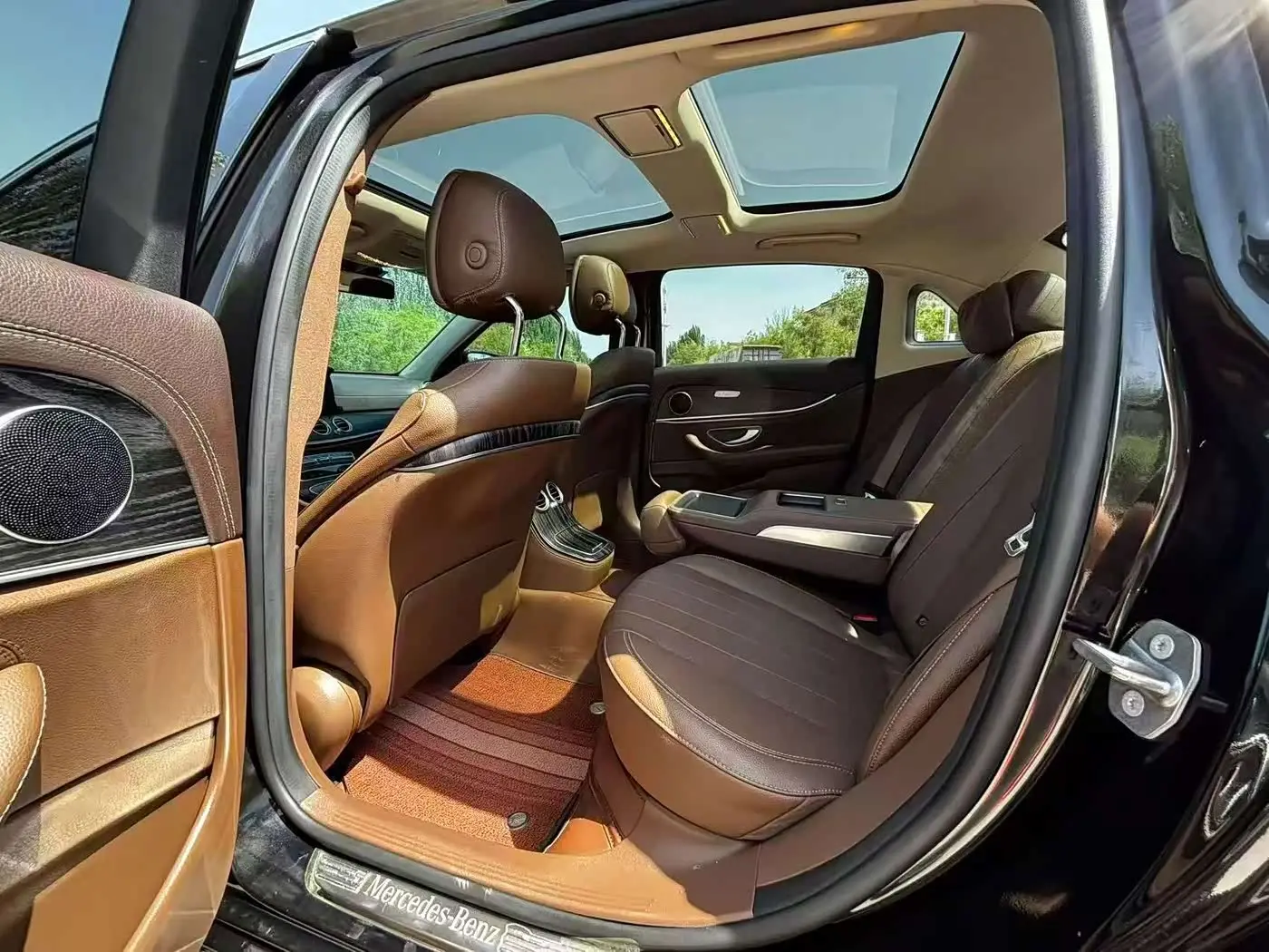 Mercedes-Benz E-Class 2022 — Photo 6/9