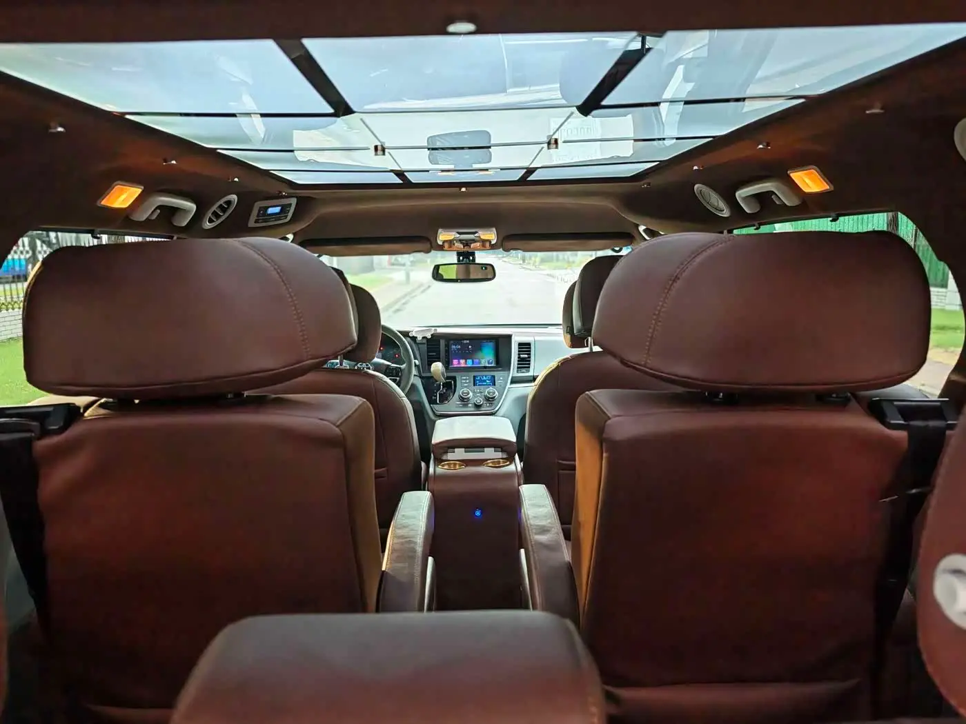 Toyota Sienna 2018 — Фото 4/20