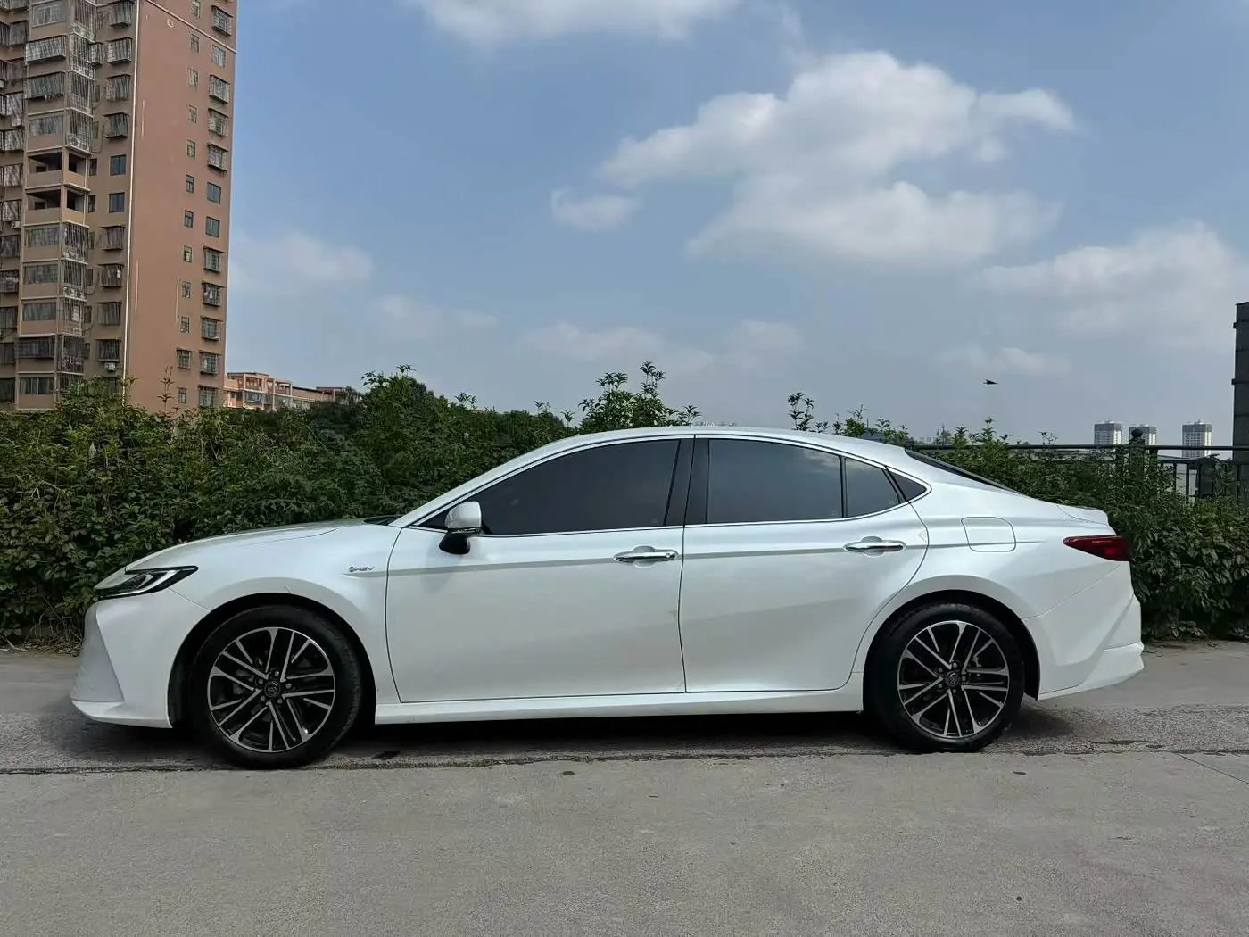 Toyota Camry 2025 — Photo 4/9