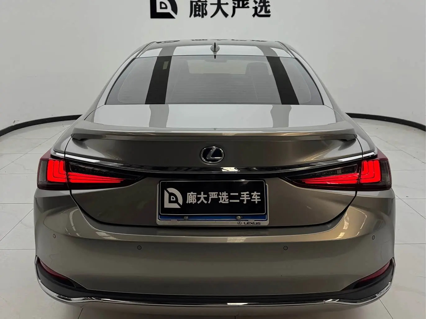 Lexus ES 2021 — Photo 4/11